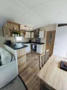 Wentbridge Lodge with Hot Tub Image 2