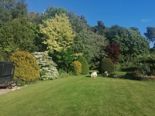 Larch Cottage, Ruston dog friendly with hot tub Image 2