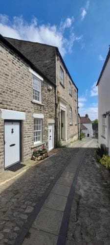 16th Century 1 Bedroom Cottage (adjacent 10th Century Richmond Castle) Image 2