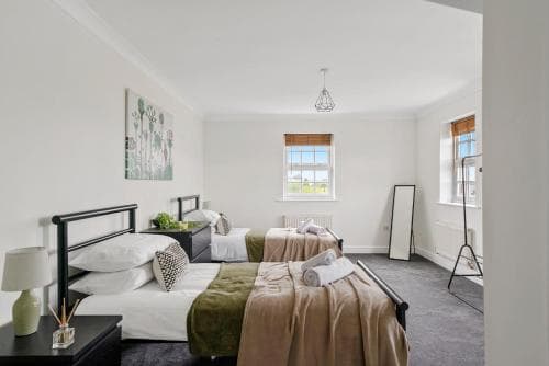 Large Duplex Penthouse in Central York - Parking Image 3