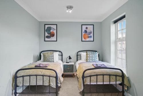 Stunning Central York House Sleeps 10 - Parking Image 3