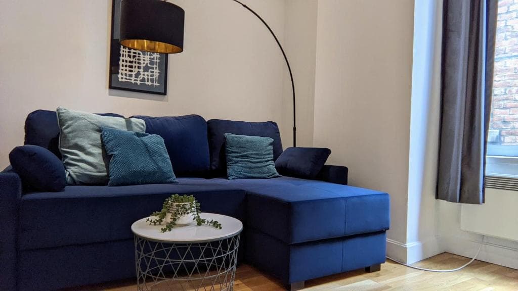 #Huge Master Suite #Self check in #Very central!!! Image 1