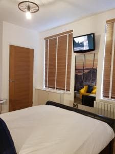 The New Yorker Mini Studio with Parking Image 2