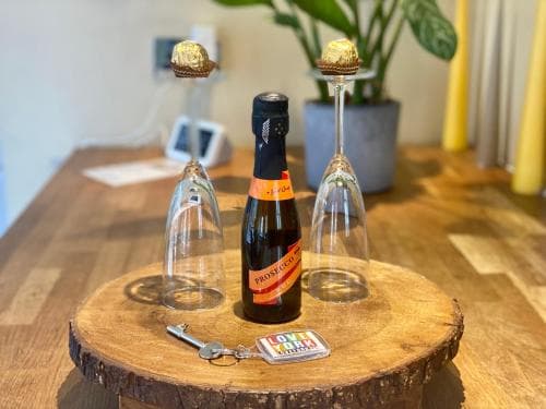 Easy Walk City Centre Flat with Free Parking Image 3