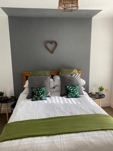 Trendy City Centre Hull Sleeps 2 or 4 with Free Secure Parking Image 3