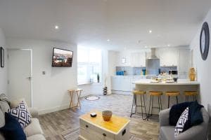 THE HIDEAWAY @ EMPIRE 39, town centre location, close to train station- Yorkshire Coast Holiday Lets. Image 2