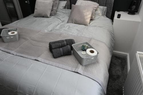 Cheerful 4-bedroom home in Sheffield Image 3