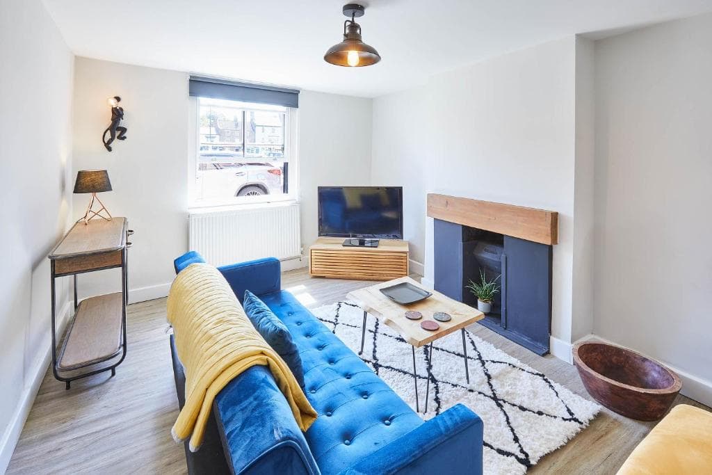 Host & Stay - 2 College Square Image 1