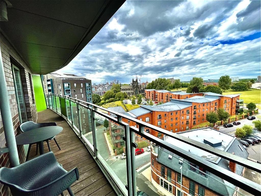 Stylish Leeds City Apartment, Free Parking, Balcony Image 1