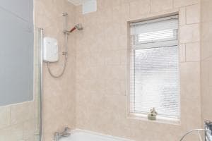 Leeds city centre spacious house free parking and Wi-Fi Image 2