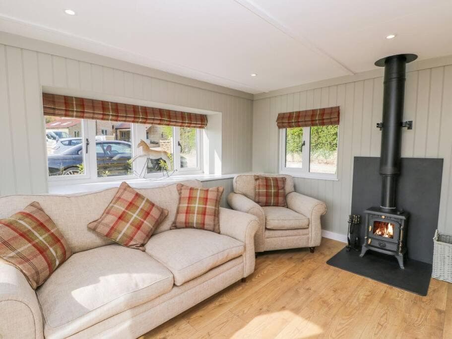 Grouse Lodge A Fabulous Farm Stay Private Hot Tub Image 1