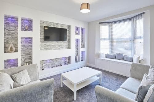 Host & Stay - The Lobster Holiday Inn Image 3