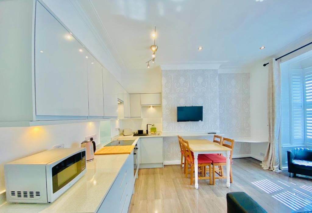 York City Center Apartments with Free Private Parking Image 1