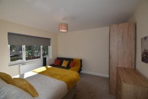 Impeccable 3 bed house close to amenities, 10 mins to centre Image 2