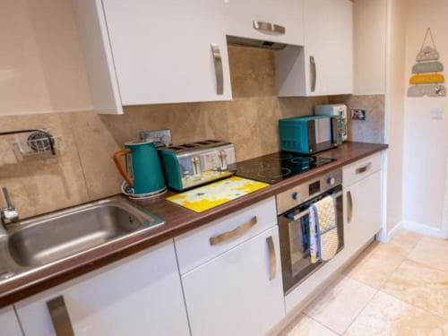 Cosy Garden Flat with Private 24 hr Use Hot Tub Image 3