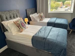 *Stylish*Upmarket 3 bed house 9 mins to centre Image 2