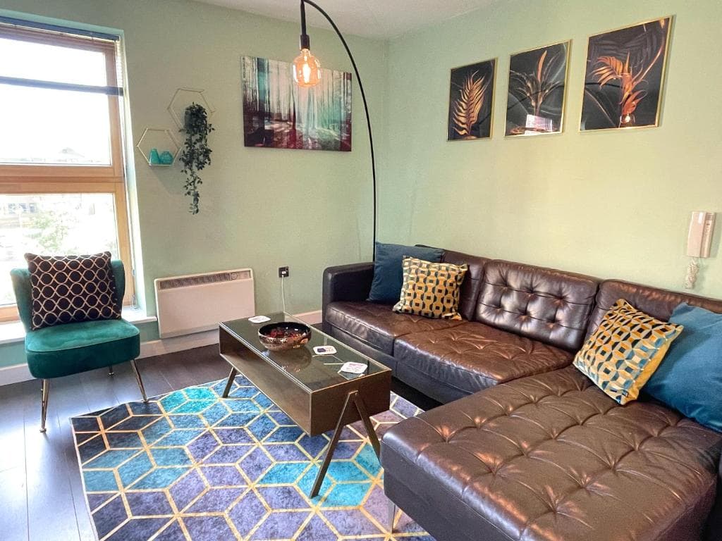 Spacious Apartment in Central Location w/ Parking Image 1