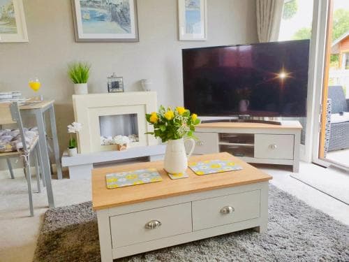 Green Acres Retreat Lodge with Hot Tub Image 2