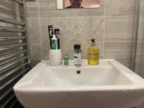 Lovely 2 Bed apartment in Leeds centre (Netflix) Image 3