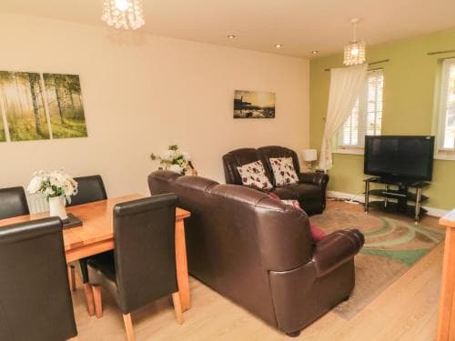 Boules Cottage Image 3