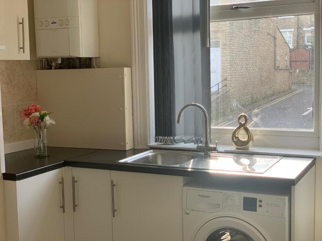 Entire house in Huddersfield town centre Image 3