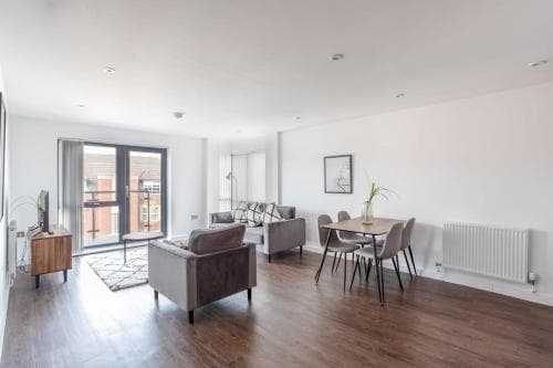 Modern & Spacious 2 Bedroom Apartment in York Image 2