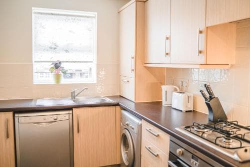 Snapos Luxury Serviced Apartments - Tudor Close Image 3