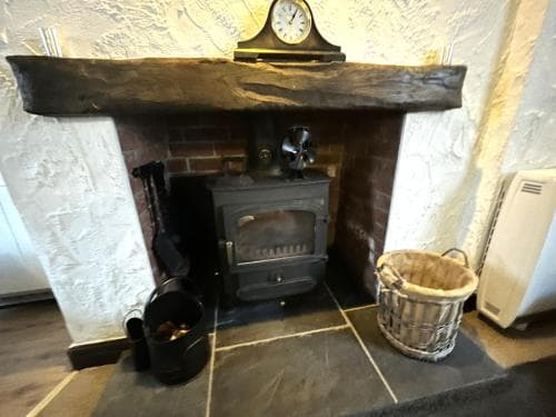 Entire 2 Bedroom Cottage in Whitby Image 3