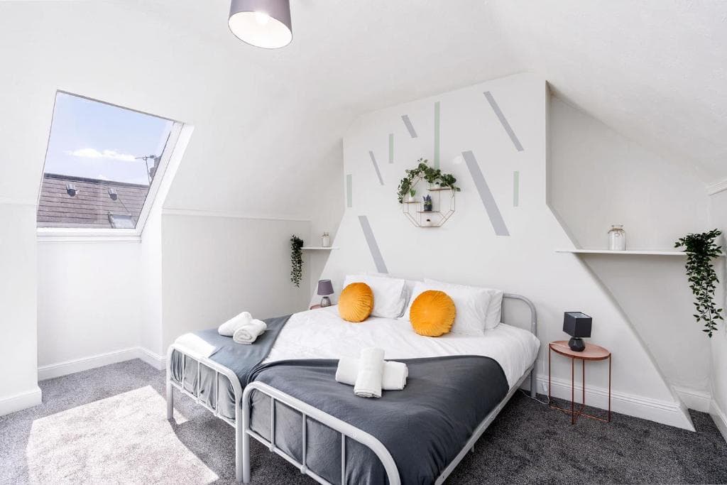 Stunning & Contractor House & Central Location Image 1