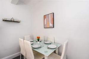 Stunning & Contractor House & Central Location Image 2