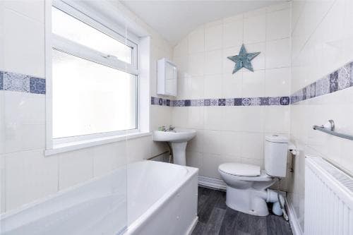 Stunning & Contractor House & Central Location Image 3