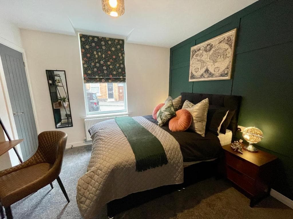 Boutique 5 bed home on Birdwell Road - Free parking Image 1