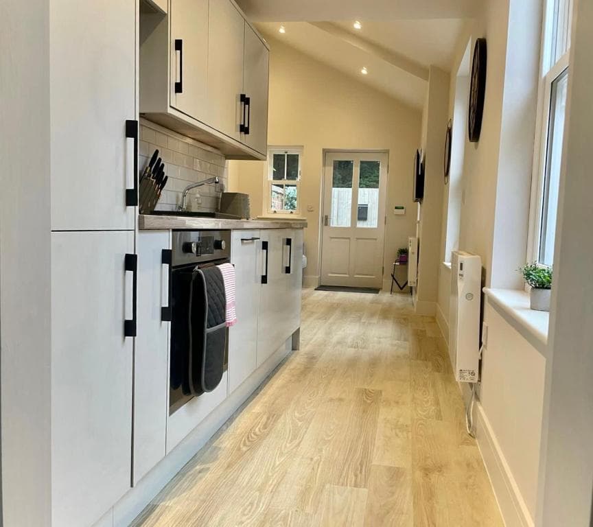 Moat View FREE PARKING, EV CHARGING & CENTRAL Image 1