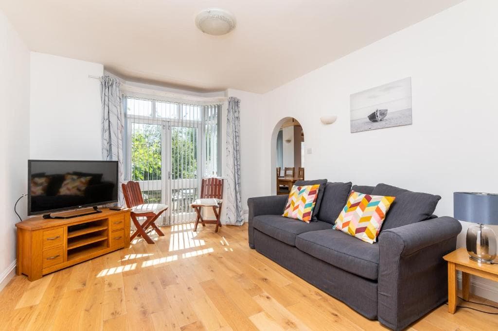 Pass the Keys Spacious Family Home with Orchard Tree Garden Image 1