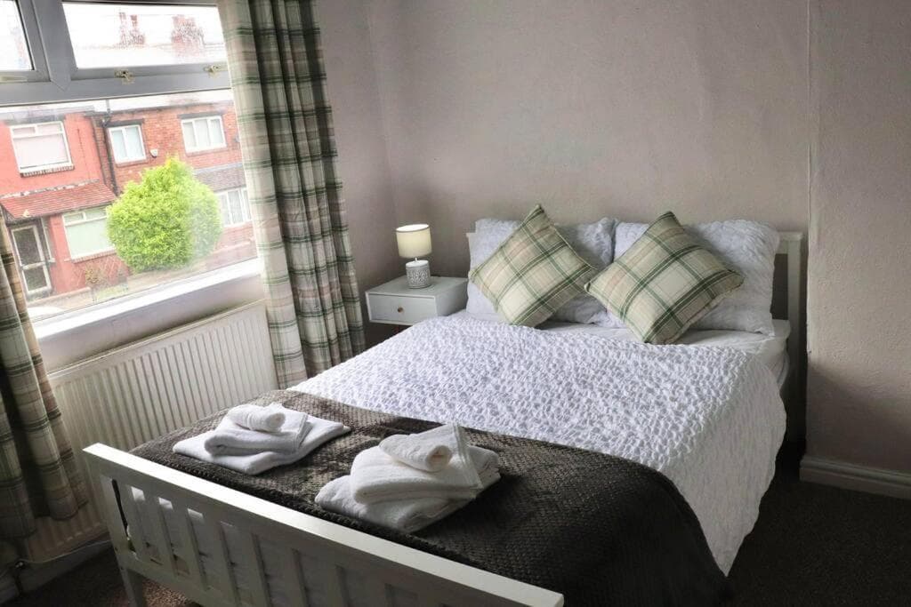 Home Away From Home - 2 Bed FREE Parking & Wifi Image 1