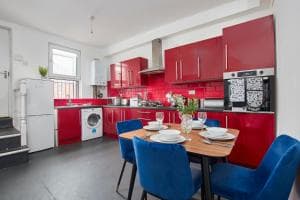 Stylish Large Duplex In Leeds - Sleeps 9 Image 2