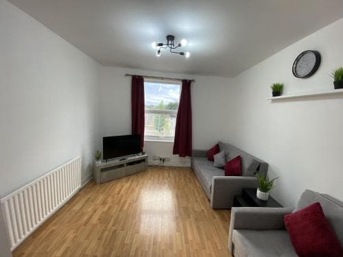 Modern 2 Bedroom Flat Close to City Centre Image 3