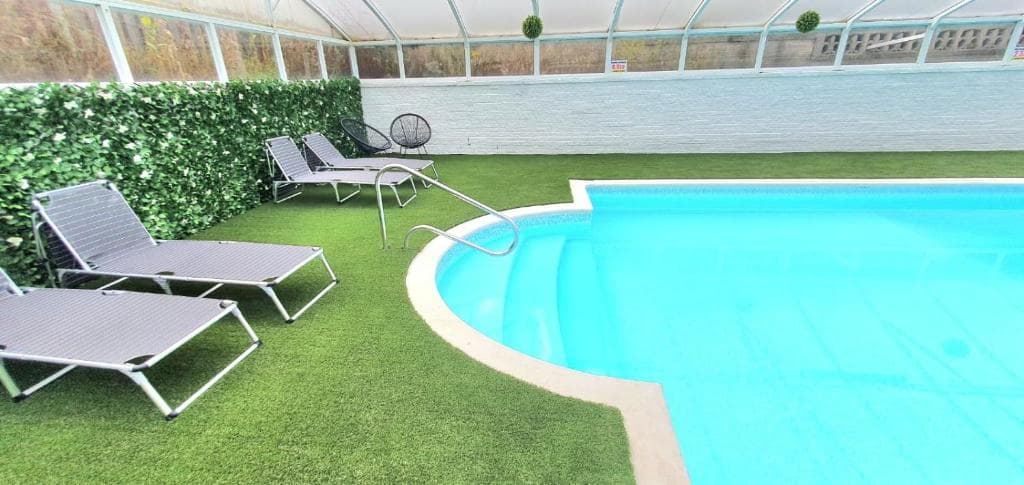 Spa home with pool sauna hottub & bar sleeps 20 Image 1