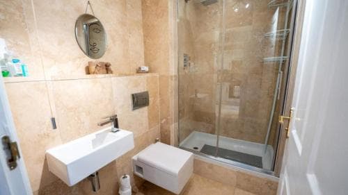 Cosy Garden Flat with Private 24 hr Use Hot Tub Image 2