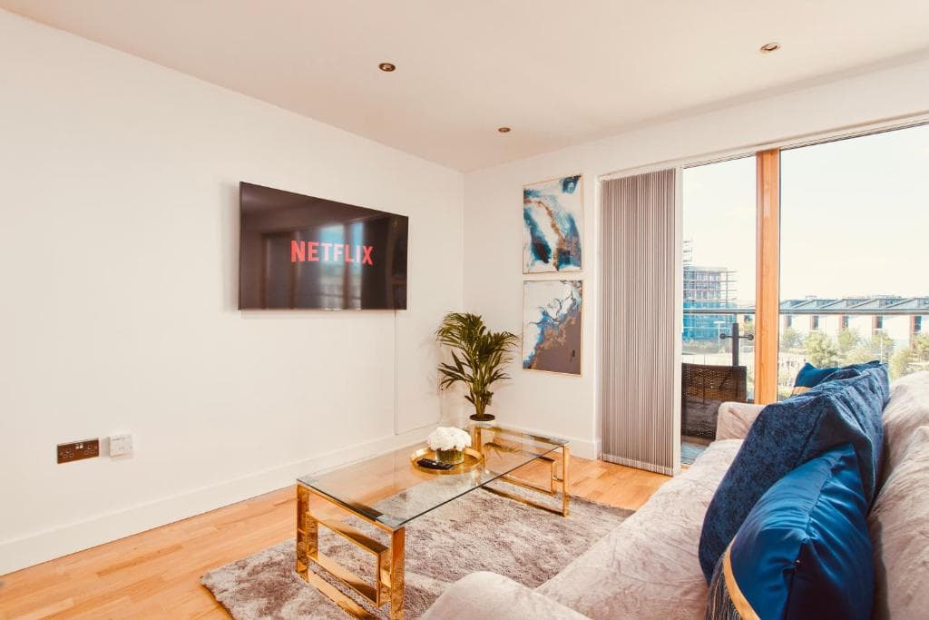 King Deluxe City Centre Apt Balcony View& Free Parking! PRIMEDOORSTEP Image 4