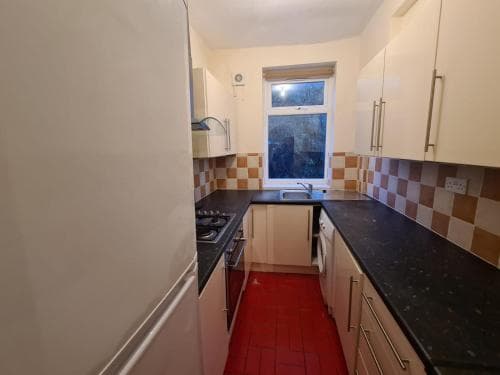 Cheerful one double bedroom with hot bath Image 2