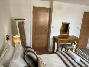 1 bed Luxury Home in Leeds with optional Hot Tub Image 2