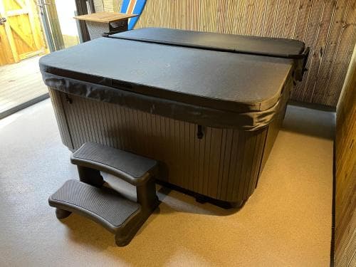 1 bed Luxury Home in Leeds with optional Hot Tub Image 3