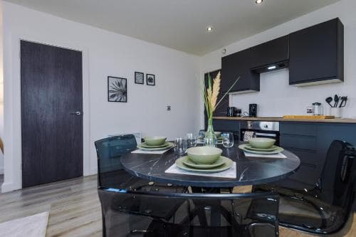 Modern 2 bedroom Bradford Apartment - sleeps 5 Image 3