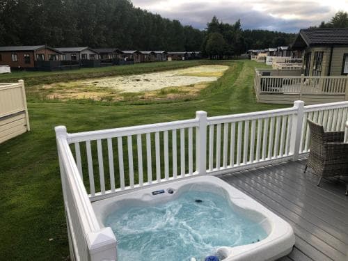 The Poplars Lodge with Hot Tub Image 3