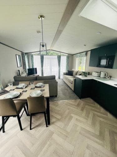 Teejay's Lodge with Hot Tub Image 3