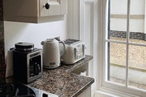 Stunning 2-Bed Apartment in Whitby Image 2