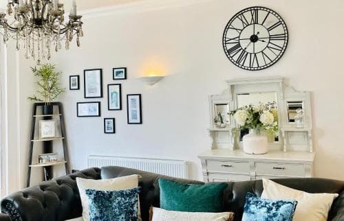 Stunning 2-Bed Apartment in Whitby Image 3