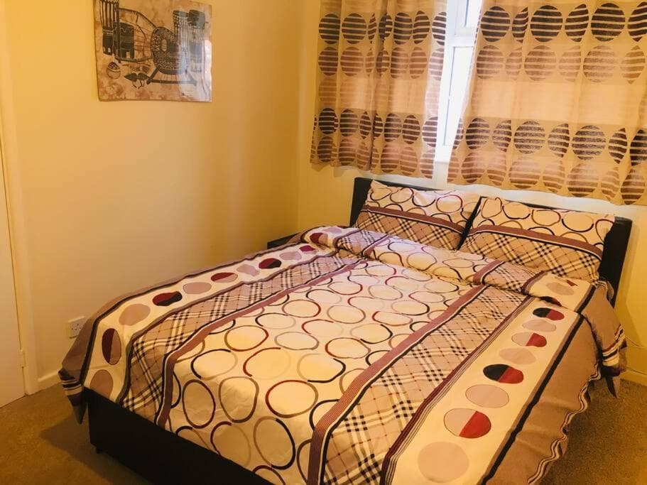 Princess 3 Bedroom House + Offstreet Parking +WiFi Image 1