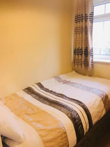 Princess 3 Bedroom House + Offstreet Parking +WiFi Image 2